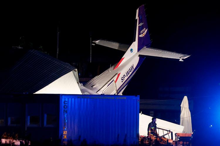 Ulykken skete, da flyet forsøgte at lande i lufthavnen Chrcynno nær hovedstaden Warszawa under dårligt vejr. Foto: Wojtek Radwanski/Ritzau Scanpix