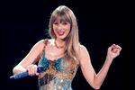 (FILES) US singer-songwriter Taylor Swift performs onstage on the first night of her "Eras Tour" at AT&amp;T Stadium in Arlington, Texas, on March 31, 2023. Industry watchers are speculating over whether Tay or Bey could post the first ever billion-dollar tour, as 2023 witnesses an explosion of shows. Taylor Swift and Beyonce are among the dozens of stars who've hit the road and fueled a booming arena market, as demand for live entertainment soars after years of pandemic-induced cancellations and postponements. (Photo by SUZANNE CORDEIRO / AFP) Foto: Suzanne Cordeiro/Ritzau Scanpix