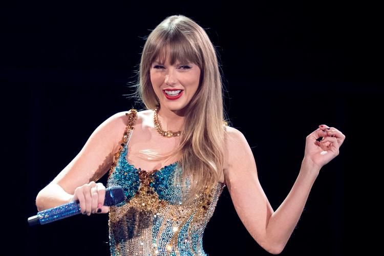 (FILES) US singer-songwriter Taylor Swift performs onstage on the first night of her "Eras Tour" at AT&amp;T Stadium in Arlington, Texas, on March 31, 2023. Industry watchers are speculating over whether Tay or Bey could post the first ever billion-dollar tour, as 2023 witnesses an explosion of shows. Taylor Swift and Beyonce are among the dozens of stars who've hit the road and fueled a booming arena market, as demand for live entertainment soars after years of pandemic-induced cancellations and postponements. (Photo by SUZANNE CORDEIRO / AFP) Foto: Suzanne Cordeiro/Ritzau Scanpix