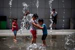  De kinesiske myndigheder siger, at de uhyrlige temperaturer er begyndt to uger tidligere i 2023 end normalt. I Beijing har der for første gang nogensinde været tre dage i træk med temperaturer over 40 grader. Fotoet er fra Hongkong i begyndelsen af juli. Foto: May James/Ritzau Scanpix