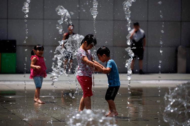  De kinesiske myndigheder siger, at de uhyrlige temperaturer er begyndt to uger tidligere i 2023 end normalt. I Beijing har der for første gang nogensinde været tre dage i træk med temperaturer over 40 grader. Fotoet er fra Hongkong i begyndelsen af juli. Foto: May James/Ritzau Scanpix