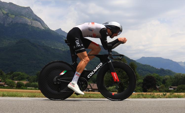 Mikkel Bjerg bidrog tirsdag til rygterne om, hvem der ville skifte cykel før sidste stigning, og han byttede selv sin enkeltstartscykel ud med en almindelig racercykel. Foto: Martin Divisek/Ritzau Scanpix