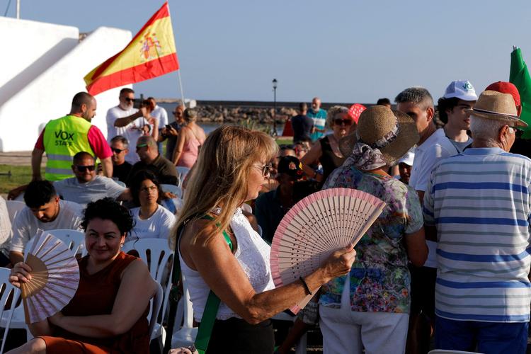 Tilhængere af det nationalistiske og indvandrerfjendtlige parti Vox, som Santiago Abascal står i spidsen for, mødes for at vise deres opbakning inden valget på søndag. Foto: Jon Nazca/Ritzau Scanpix