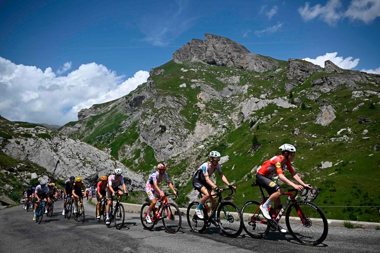 Mattias Skjelmose (th.) brugte onsdag mange kræfter på at køre sin holdkaptajn Giulio Ciccone i den prikkede trøje frem til gunstige positioner, hvorfra han kunne erobre flere point til bjergkonkurrencen. Foto: Marco Bertorello/Ritzau Scanpix