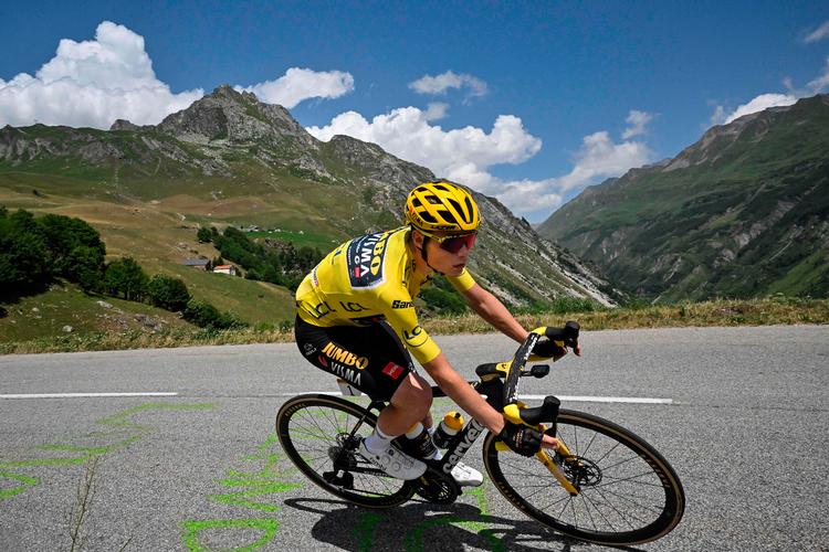 Jonas Vingegaard har været urørlig under årets Tour de France, og efter tirsdagens opvisning på enkeltstarten pressede han onsdag ærkerivalen Tadej Pogacar til sammenbrud på den store bjergetape til Courchevel. Foto: Marco Bertorello/Ritzau Scanpix