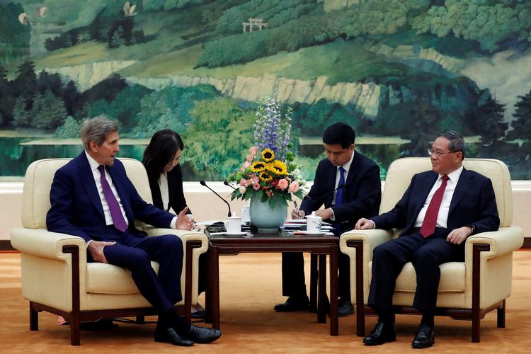 John Kerry, der er USA's særlige klimaudsending, har netop overstået tre dages klimaforhandlinger i Beijing med Kinas premierminister, Li Qiang. Foto: Florence Lo/Ritzau Scanpix