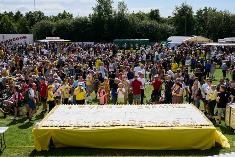 Sidste år blev Jonas Vingegaard blev hyldet af 20.000 mennesker i Glyngøre efter sejren i Tour de France. I år kan han også se frem til at blive fejret, såfremt han beholder den gule trøje helt til løbets afslutning. Foto: Claus Bonnerup
