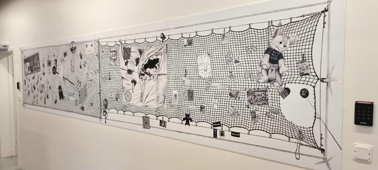 Kunstværket er  4,76 meter x 1 meter og proppet med detaljer fra fængslets 128 år lange historie. Foto Kasper Købke