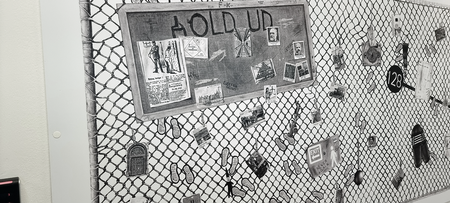 Danmarks største seriemorder, Dagmar Overby, kan ses nederst til højre, hvor hendes berømte forbryderfoto er tegnet som en del af 'opslagstavlen'. Foto Kasper Købke