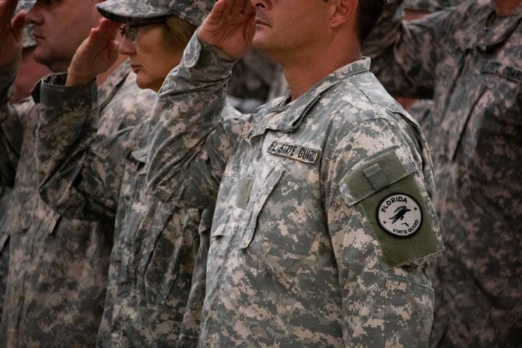 Medlemmer af Floridas nye Statsgarde deltager i dimissionsceremonien for tre uger siden. Mange andre forlod styrken undervejs, og nu fyger anklagerne om militarisering af det, der skulle have været et civilforsvar.
      Foto: Lawren Simmons/Ritzau Scanpix