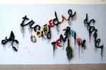 'Fristelse', 'Komedie/Tragedie', 'Ikon'. Sådan skriver den franske kunstner Annette Messager med sine ordnet på væggene på Aros.  Foto: 
Jens Henrik Daugaard