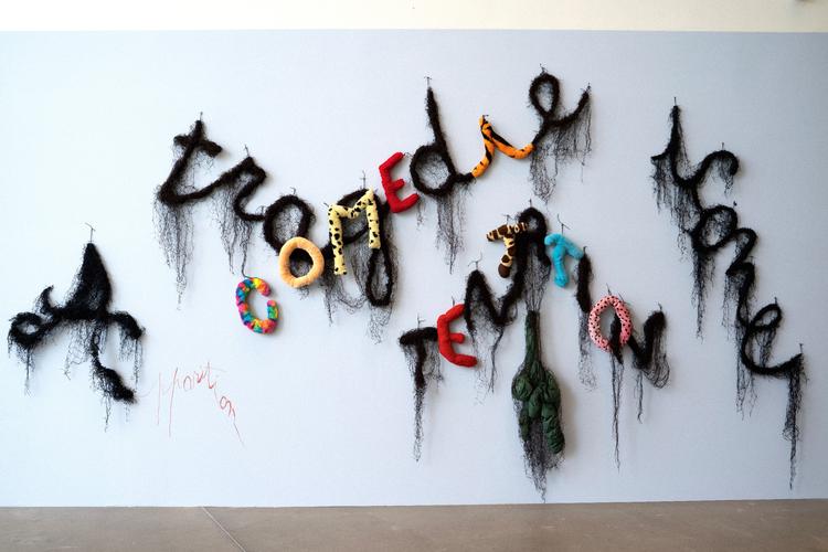 'Fristelse', 'Komedie/Tragedie', 'Ikon'. Sådan skriver den franske kunstner Annette Messager med sine ordnet på væggene på Aros.  Foto: 
Jens Henrik Daugaard