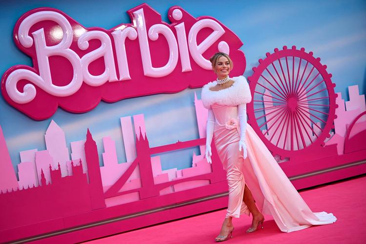Barbie i Margot Robbies fremstilling indtager scenen, måske som årets kultfilm og i hvert fald i en regn af anmelderstjerner. Filmen kommer samme dag som Nolans storfilm om Oppenheimer.  Foto: Justin Tallis/Ritzau Scanpix