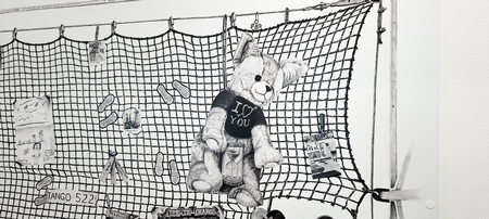 Børn, som besøger deres far i fængslet, kan få en bamse, hvis de føler sig utrygge. Det har Kasper Købke inkorporeret i kunstværket  – og bamsen, der ses på billedet, er tegnet efter en af fængselsbamserne. 