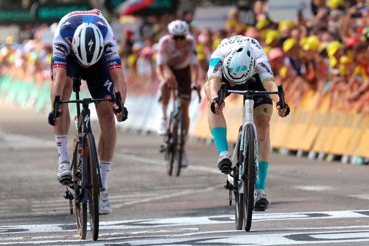 Billedet snyder, for det ser ud som om Kasper Asgreen (tv.) er først over stregen, men det var sloveneren Matej Mohoric (th.), der vandt den kaotiske etape til Poligny.   Foto: Thomas Samson/Ritzau Scanpix