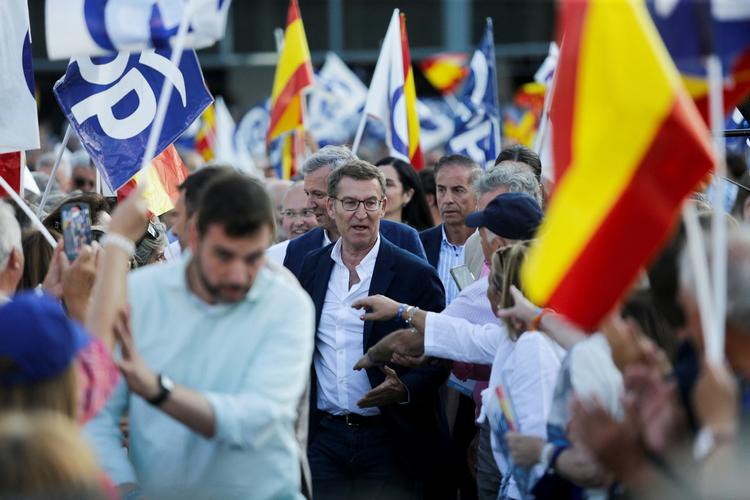 Den konservative leder, Alberto Feijóo, er ifølge målingerne på vej mod magten. Spørgsmålet er, om han bliver afhængig af en kontroversiel partner fra det yderste højre. Foto: Miguel Vidal/Ritzau Scanpix