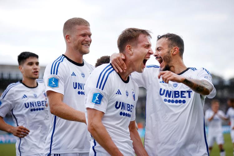 Lige som sidste år scorede Valdemar Lund (i midten) i sin første kamp i Superligaen. Sidste sæson var det i femte runde mod Randers FC, der blev hans eneste mål i sæsonen, men i går var i premieren mod Lyngby. Foto: Jens Dresling