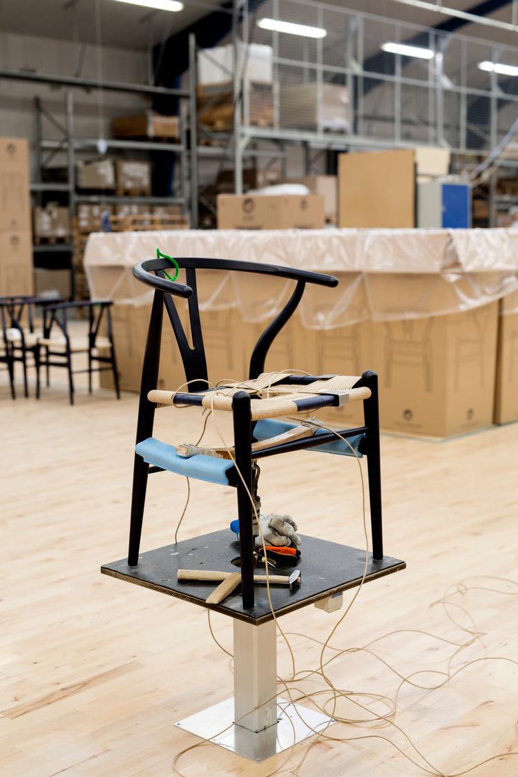 Hans J. Wegners Y-stol er et fornemt eksempel at håndværk og design kan godt op i en højere enhed. Her er et eksemplar af stolen ved at blive flettet hos Carl Hansen &amp; Søn på Fyn.  Foto: Louise Herrche Serup
