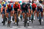 Jordi Meeus pressede sin cykel foran forhåndsfavoritten Jasper Philipsen, kraftkarlen Dylan Groenewegen og det danske håb Mads Pedersen. Og belgieren kunne dårligt tro det. Foto: Anne-christine Poujoulat/Ritzau Scanpix