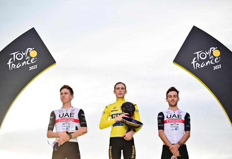 Jonas Vingegaard vinder for andet år i træk Tour de France. Det står endegyldigt klart, efter at han krydsede målstregen på Champs-Élysées sammen med sine holdkammerater fra Jumbo-Visma. Foto: Marco Bertorello/Ritzau Scanpix