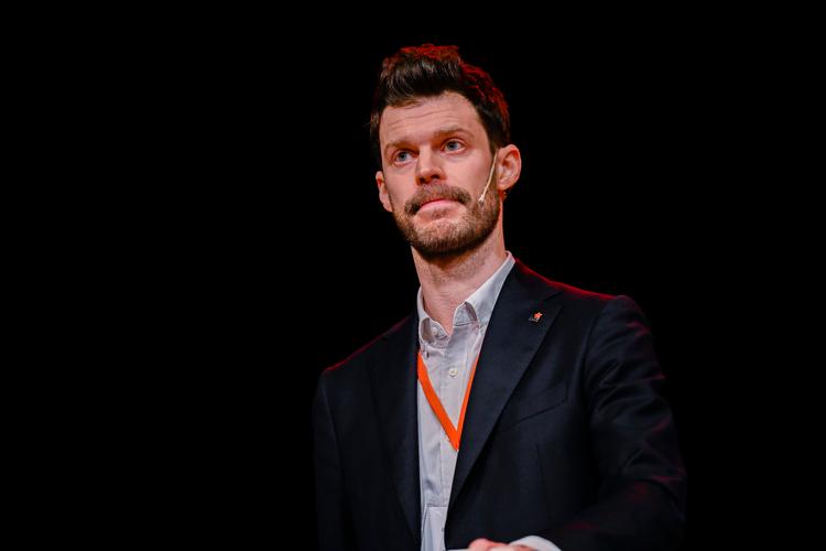 Bjørnar Moxnes sygemeldte sig i juli, efter at en overvågningsvideo viste, at han havde stjålet et par solbriller. Nu trækker han sig som partileder. Foto: Carina Johansen/Ritzau Scanpix