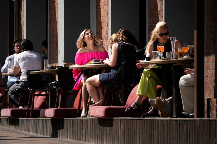 Dagen efter, at Wagnergruppen havde trukket sig fra Moskva, fortsatte livet igen som normalt, og russerne flokkedes igen ud i gadelivet i hovedstaden. Billedet er fra 25. juni 2023. Trafikken vendte hurtigt tilbage til normalen, men Den Røde Plads forblev lukket for besøgende.  Foto: Alexander Zemlianichenko/Ritzau Scanpix