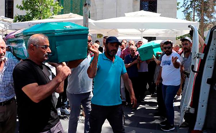 En kvinde og hendes syvårige datter blev i weekenden knivdræbt ved et svømmebassin på et hotel i Tyrkiet. Ifølge flere tyrkiske medier har en 53-årig eksmand påtaget sig skylden for drabene.  Foto: Demiroren News Agency/Ritzau Scanpix