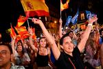 Konservative vælgere jubler over den store vinder af søndagens parlamentsvalg i Spanien, det konservative parti, Partido Popular, som gik fra 89 mandater til 136.  Foto: Oscar del Pozo/Ritzau Scanpix