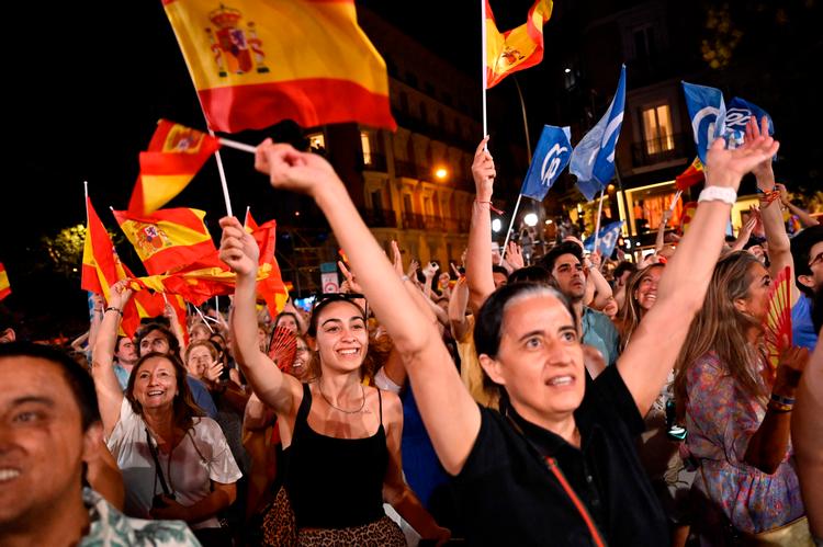 Konservative vælgere jubler over den store vinder af søndagens parlamentsvalg i Spanien, det konservative parti, Partido Popular, som gik fra 89 mandater til 136.  Foto: Oscar del Pozo/Ritzau Scanpix