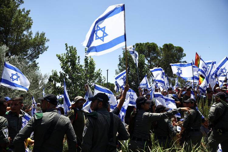 Igen i dag har der været store demonstrationer i Israel mod planerne om en ny retsreform. Foto: Ronen Zvulun/Ritzau Scanpix