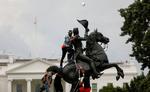 Ikke mindst racespørgsmålet er interessant i Maliks bog. Her er det protester mod raceulighed i 2020 i USA, hvor demonstranter fæstnede en kæde til en statue af USA's 7. præsident, Andrew Jackson, der gik ind for udryddelsen af de indfødte og var for slaveri.   Foto: Tom Brenner/Ritzau Scanpix