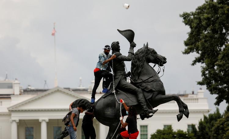 Ikke mindst racespørgsmålet er interessant i Maliks bog. Her er det protester mod raceulighed i 2020 i USA, hvor demonstranter fæstnede en kæde til en statue af USA's 7. præsident, Andrew Jackson, der gik ind for udryddelsen af de indfødte og var for slaveri.   Foto: Tom Brenner/Ritzau Scanpix
