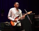 Sidste år kunne Robert Cray opleves i Danmark, hvor han i mange år har haft et trofast publikum.  På billedet giver han koncert i USA i 2020. Foto: mpi04/mediapunch/Ritzau Scanpix