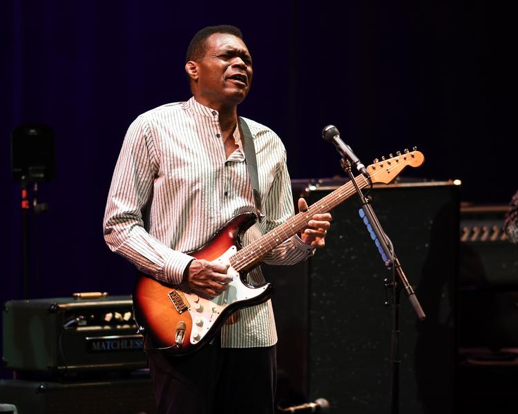 Sidste år kunne Robert Cray opleves i Danmark, hvor han i mange år har haft et trofast publikum.  På billedet giver han koncert i USA i 2020. Foto: mpi04/mediapunch/Ritzau Scanpix