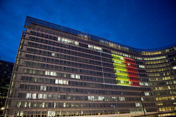 Efter terrorangrebet i 2016 blev det belgiske flag oplyst på Berlaymont-bygningen, hvor Europa-Kommissionen har sit hovedsæde. Foto: Tobias Nicolai