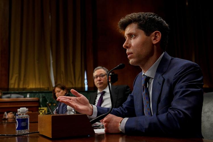 Grundlæggeren og chefen for OpenAI, der står bag ChatGPT, Sam Altman, her fotograferet ved en høring i Washington om regler for kunstig intelligens, har indgået en aftale med AP om brug af deres journalistiske tekster. Noget tilsvarende bør danske medier lade være med, lyder rådet fra Pernille Tranberg. 

 Arkivfoto Elizabeth Frantz