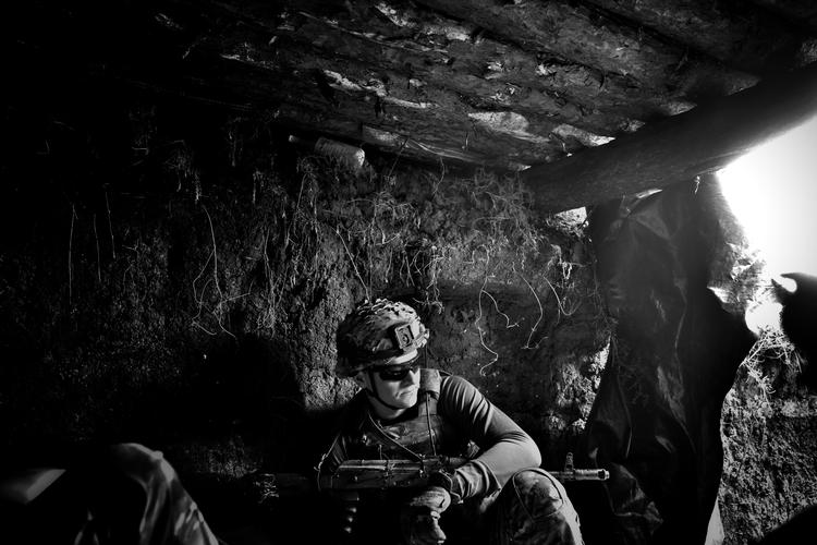 Soldater fra den 3. angrebsbataljon søger beskyttelse i en tidligere russisk skyttegrav, der er mineret på en Zero-frontlinje efter af være blevet opdaget og beskudt med Grad-raketter. De tidligere, nu ubemandede, russiske skyttegrave er livsfarlige, fordi de er minerede, men for angrebsstyrkerne er der ingen alternativer, når de er under angreb.   Foto: Jan Grarup