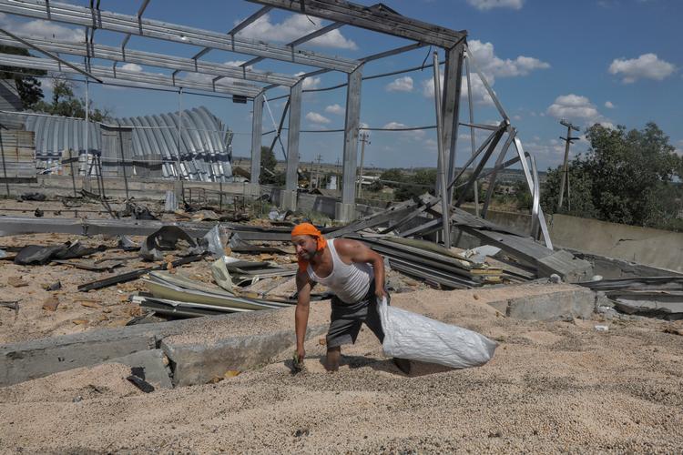 Så snart Rusland trak sig ud af kornaftalen i sidste uge, begyndte bombardementer mod ukrainske kornlagre. Her er en landbrugsvirksomhed i landsbyen Pavlivka i Odesa-regionen ødelagt. Foto: Stringer/Ritzau Scanpix