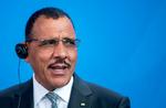 Nigers præsident, Mohamed Bazoum, bliver onsdag tilbageholdt på sit kontor af medlemmer af nationalgarden. Foto: Bernd von Jutrczenka/Ritzau Scanpix