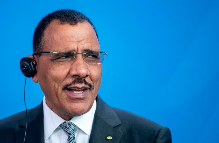 Nigers præsident, Mohamed Bazoum, bliver onsdag tilbageholdt på sit kontor af medlemmer af nationalgarden. Foto: Bernd von Jutrczenka/Ritzau Scanpix