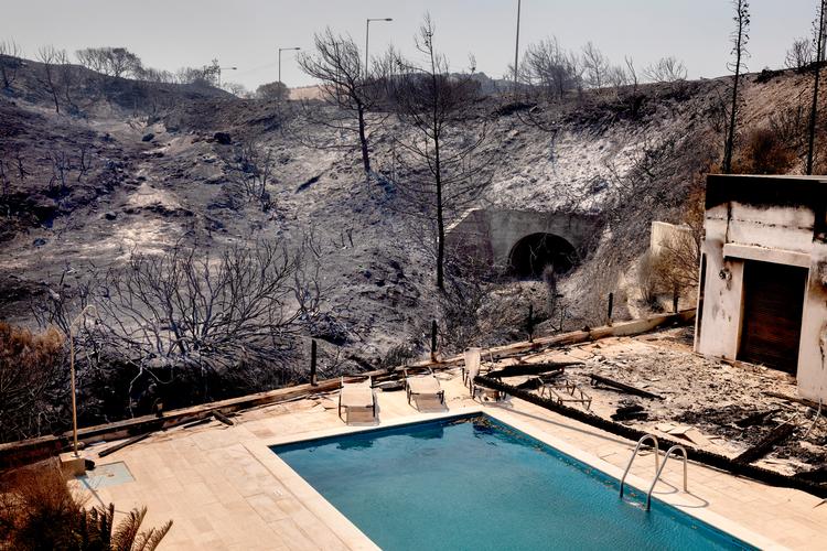 Ved byen Kiotari på Rhodos nåede brande i juli 2023 helt ned til kysten (arkivfoto).  Foto: Jacob Ehrbahn