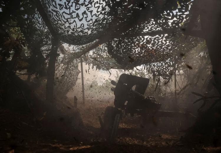 Ukrainsk militær affyrer her skud mod russiske tropper i Donetsk-regionen. Foto: Stringer/Ritzau Scanpix
