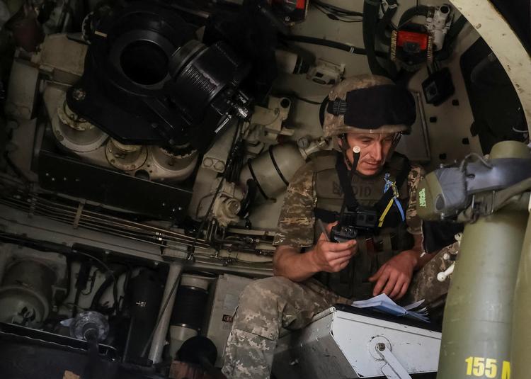 En ukrainsk soldat på en M109 selvkørende haubits forbereder affyring af 155 millimeter granat mod russiske tropper.  Foto: Stringer/Ritzau Scanpix