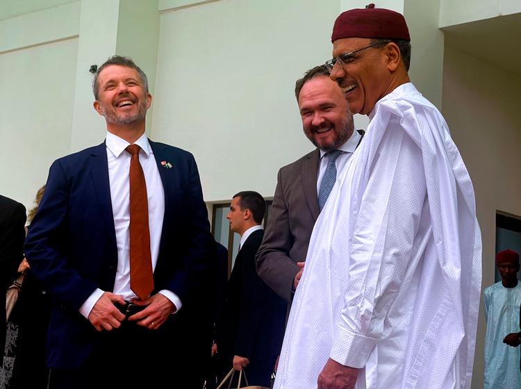 Nigers daværende præsident Mohamed Bazoum fik besøg af bl.a. kronprins Frederik i slutningen af maj 2023, hvor de underskrev en samarbejdsaftale om at holde islamistiske oprør nede. Men militæret mistede tålmodigheden og afsatte præsidenten i et kup. Foto: Jens Bostrup