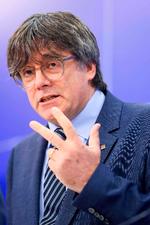    Den tidligere catalanske regeringschef Carles Puigdemont  har siden 2017 levet i eksil i Waterloo i Belgien. Nu kan manden, som Spanien har krævet udleveret for hans rolle i proklamationen af en selvstændig republik i oktober 2017, blive kongemager efter det uafgjorte parlamentsvalg søndag.  Foto: Kenzo Tribouillard/Ritzau Scanpix