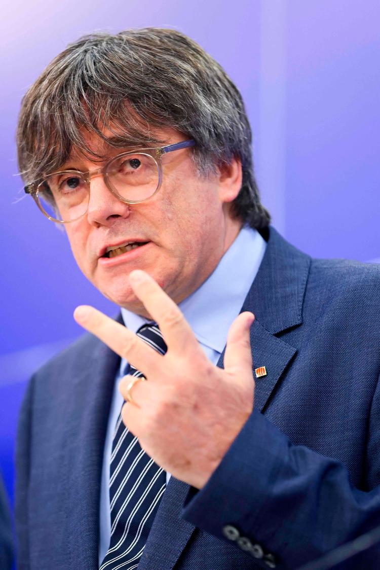    Den tidligere catalanske regeringschef Carles Puigdemont  har siden 2017 levet i eksil i Waterloo i Belgien. Nu kan manden, som Spanien har krævet udleveret for hans rolle i proklamationen af en selvstændig republik i oktober 2017, blive kongemager efter det uafgjorte parlamentsvalg søndag.  Foto: Kenzo Tribouillard/Ritzau Scanpix