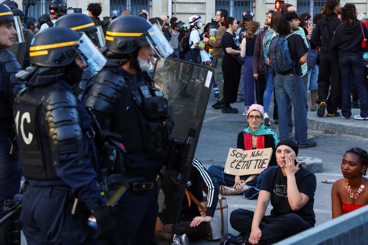  Protest på Concorde Pladsen i Paris mod politivold og drabet på en ung mand.   Foto: Yves Herman/Ritzau Scanpix