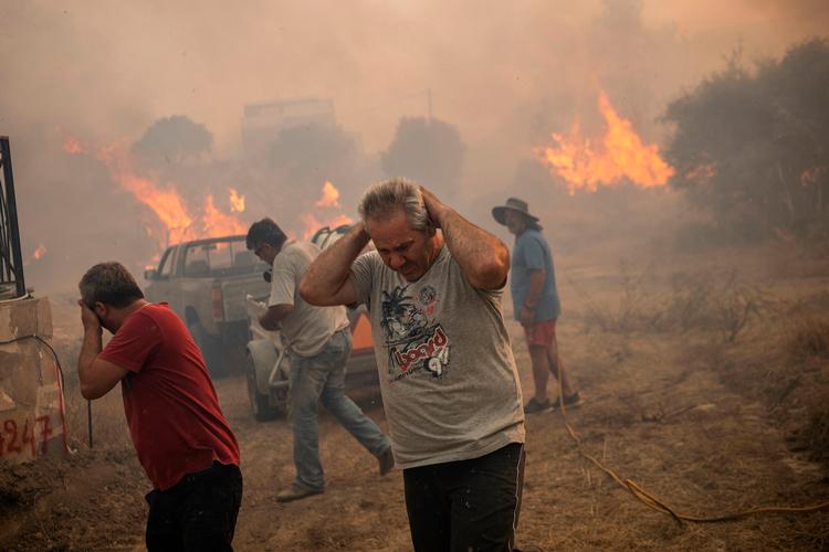 Den græske ø Rhodos har denne sommer været plaget af ekstrem varme og en række voldsomme skovbrande.  Foto: Angelos Tzortzinis/Ritzau Scanpix