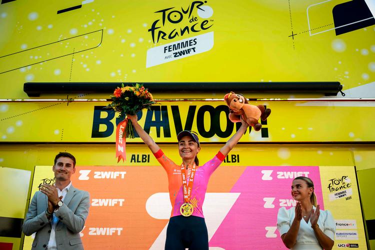 23-årige Ricarda Bauernfeind kørte fra gruppen med favoritter og holdt det jagtende felt bag sig resten af etapen.  Foto: Jeff Pachoud/Ritzau Scanpix