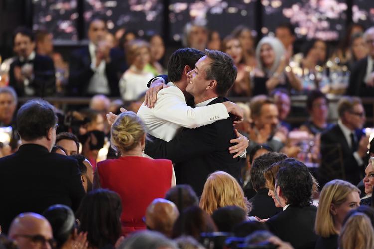 Matthew Macfadyen krammer en kollega efter at vinde en Emmy for sin rolle i 'Succession' - her under prisuddelingen i 2022. Foto: Phil Mccarten/Ritzau Scanpix